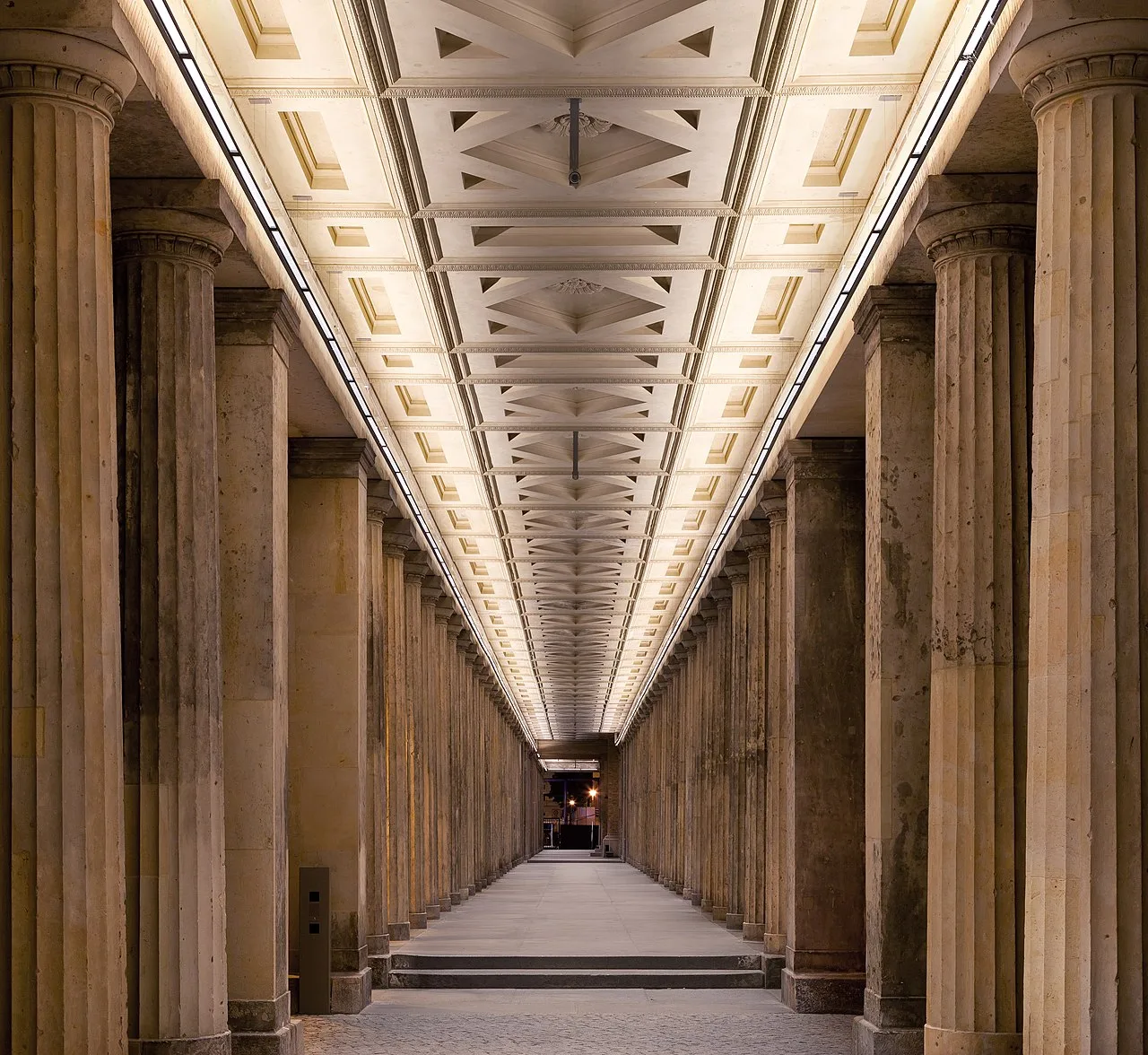 De Alte Nationalgalerie op de Museumsinsel Berlijn, een neoclassicistisch tempelbouwwerk op een hoge trap