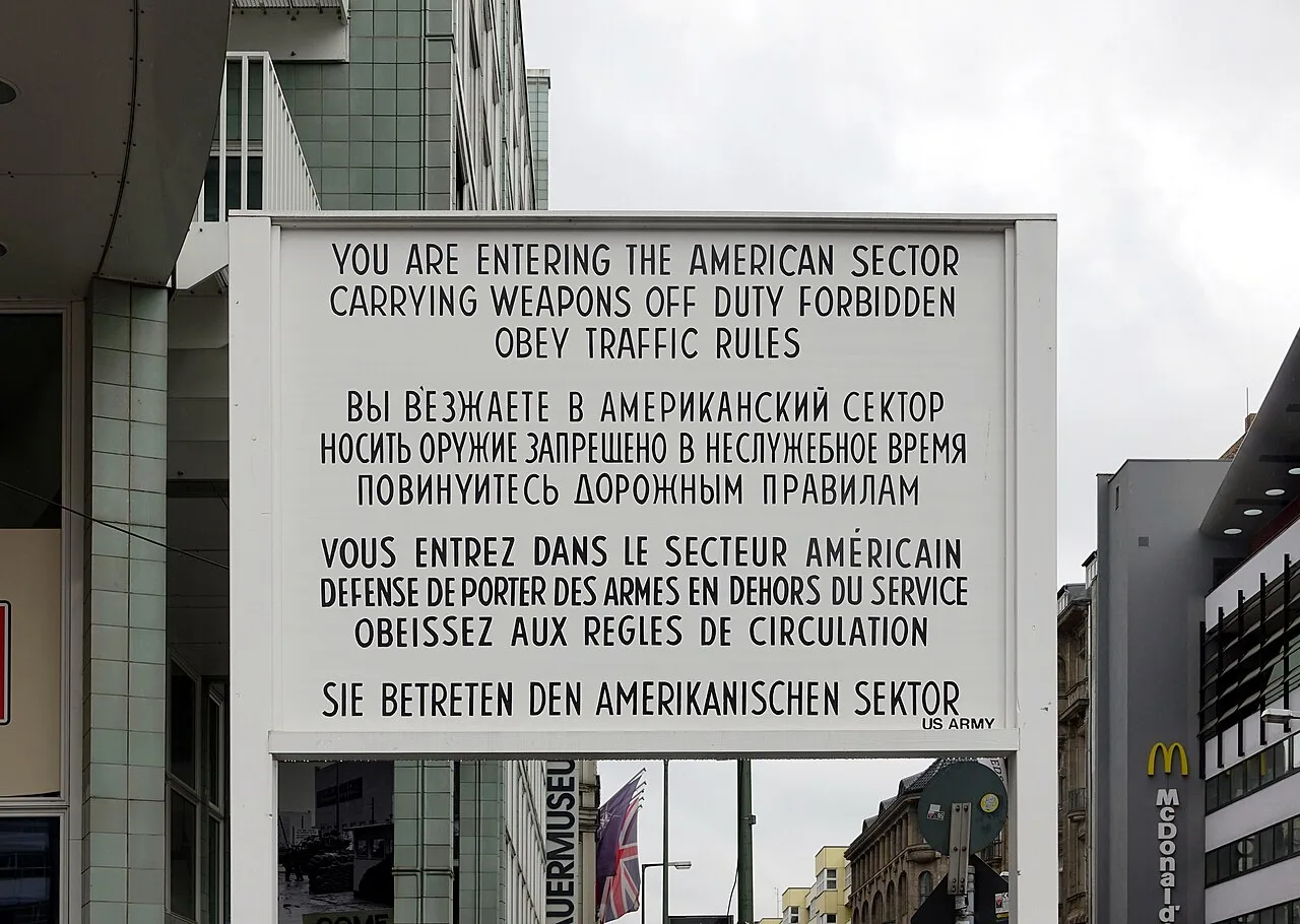 De replica van het wachtershuisje bij Checkpoint Charlie met het bord 'You are leaving the American sector'
