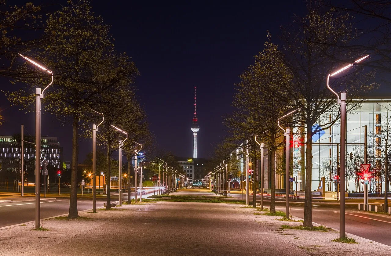 De Berlijnse Fernsehturm bij avond verlicht, de televisietoren op Alexanderplatz die 368 meter boven de stad uitsteekt