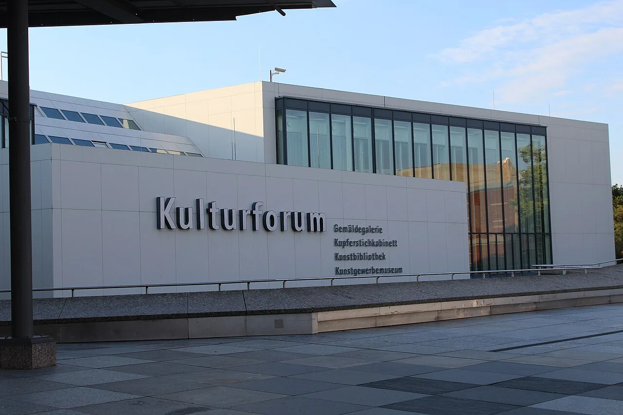 De ruime centrale hal van de Gemäldegalerie in het Berliner Kulturforum, met grote schilderijen langs de wanden