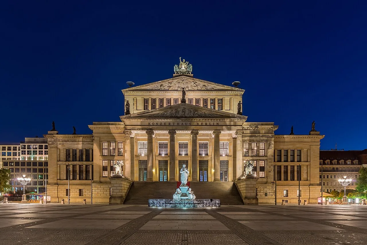 De Gendarmenmarkt bij nacht verlicht met de Konzerthaus en de twee kathedralen als monumentale backdrop