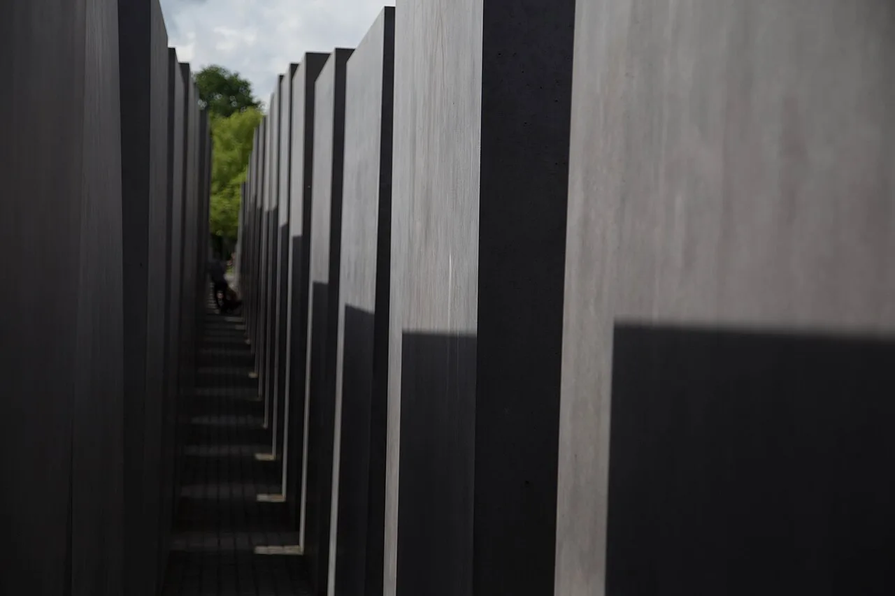 Het Holocaust-Mahnmal in Berlijn: een uitgestrekt veld van 2711 grijze betonblokken van verschillende hoogte