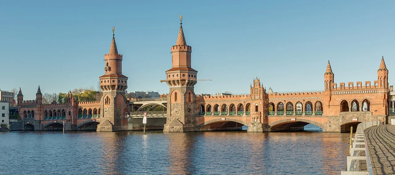 De Oberbaumbrücke over de Spree in Berlijn, de karakteristieke rode bakstenen brug met gotische torens die Kreuzberg en Friedrichshain verbindt