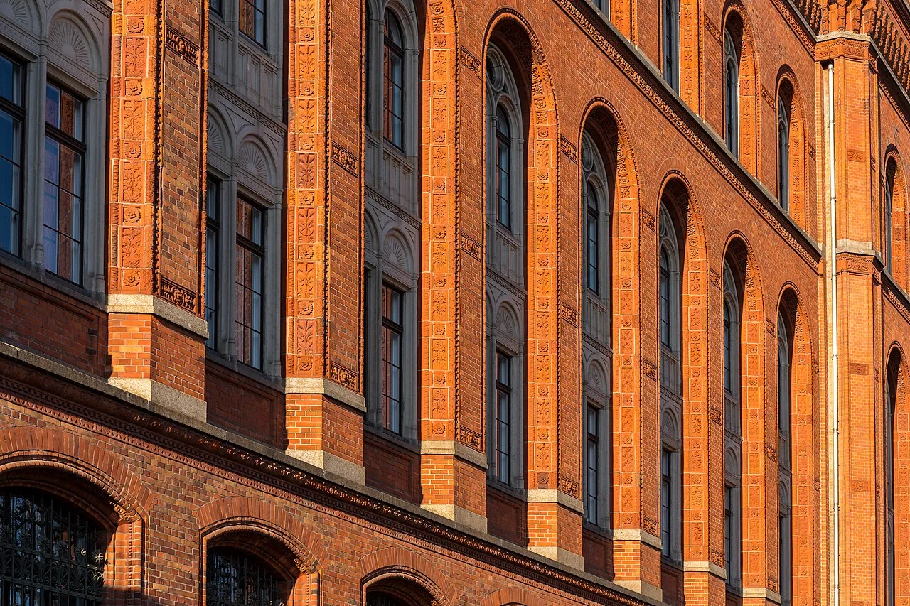 Het Rotes Rathaus in Berlijn, het rode bakstenen stadhuis met zijn karakteristieke toren bij het Alexanderplatz