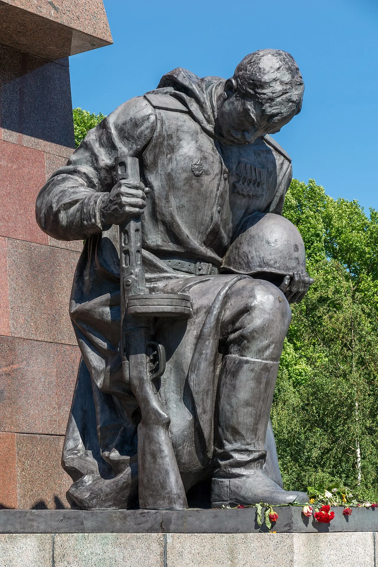 Het gigantische Sovjet-soldatenstandbeeld op het oorlogsmonument in Treptower Park Berlijn, met de geknakte swastika onder de voet